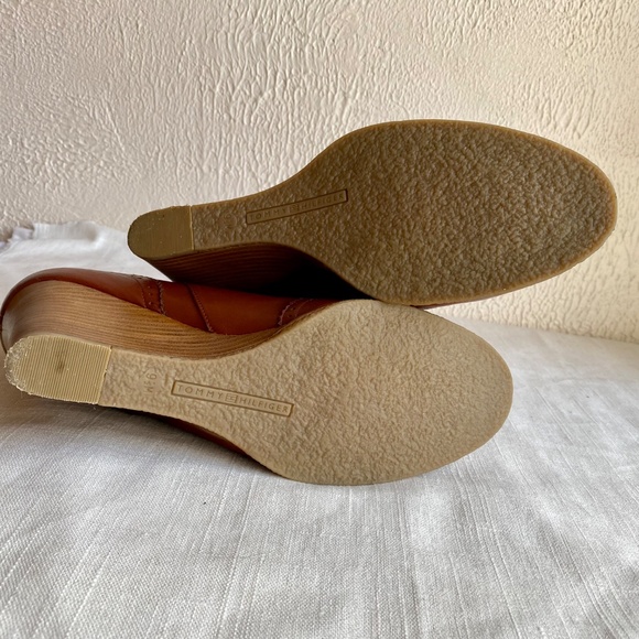 Tommy Hilfiger cognac wedge booties with perforated brogue details Size 9.5 - Picture 10 of 12